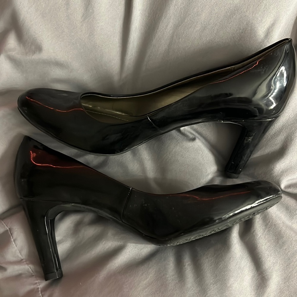 black closed toe heels